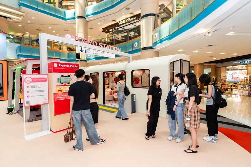 Wider front view of the POKKA receipt photobooth with guests beside the Tokyo Station event setting
